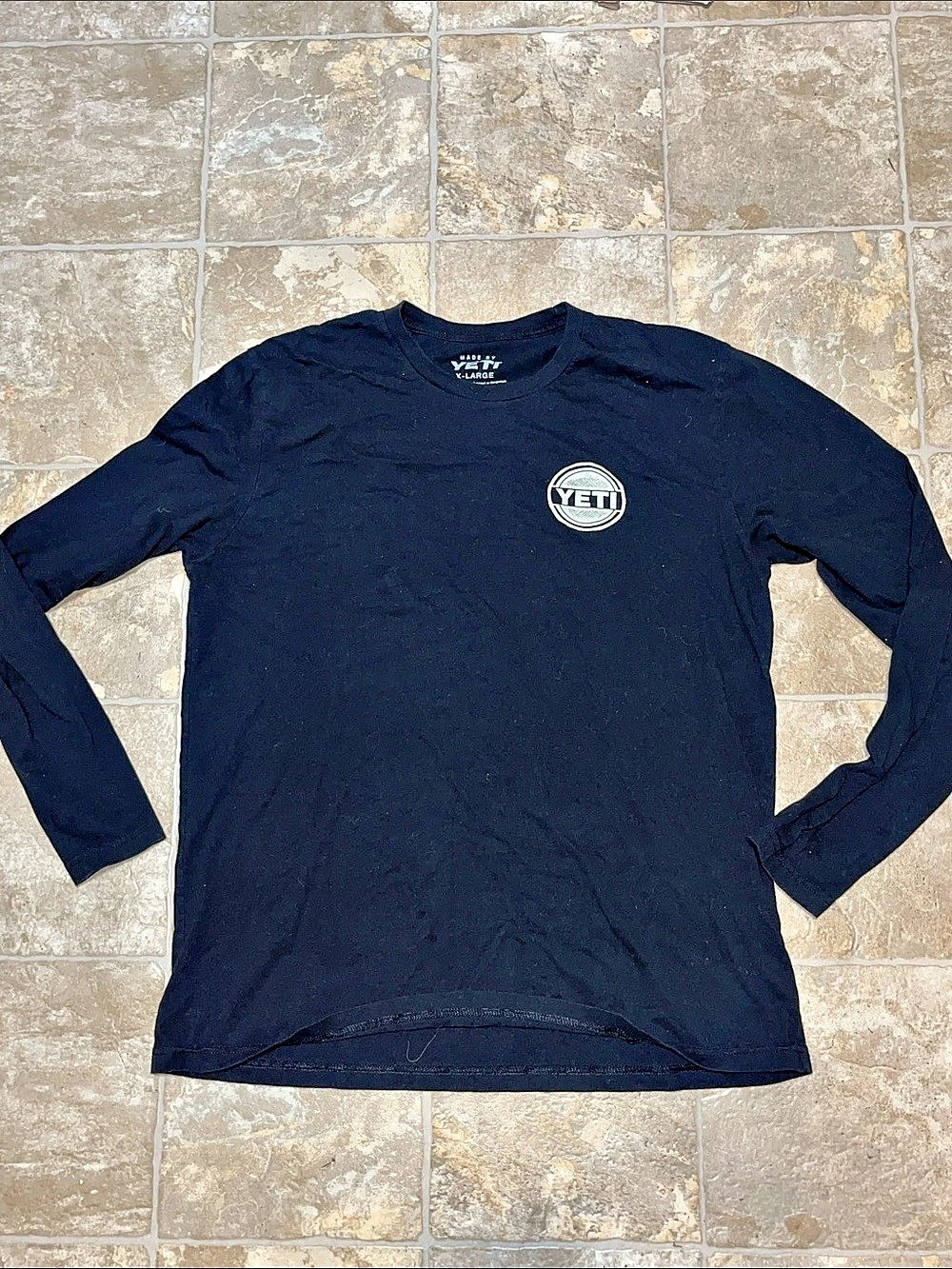 YETI Logo Badge Long-Sleeve T-Shirt Long Sleeve Graphic Tee in Black Size XL